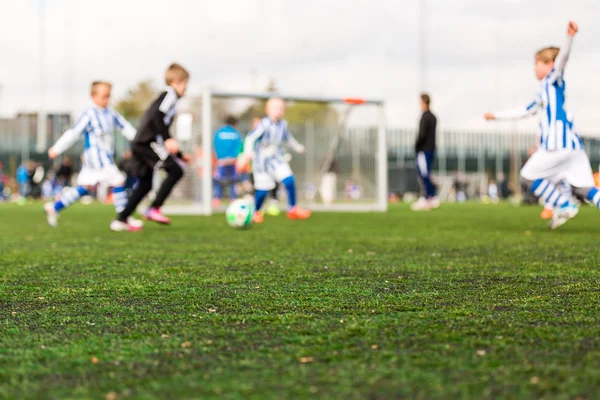 Flou de jeunes garçons jouant match de football — Photo