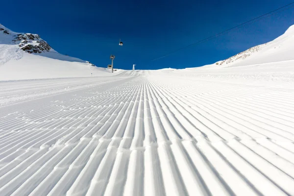 Piste de ski damée à la station de ski — Photo