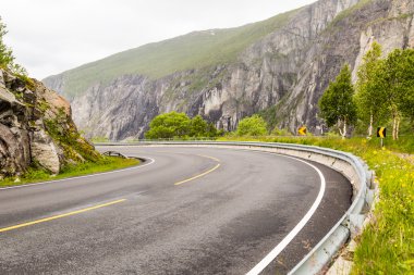 Norveç'te Hardangervidda'da yol