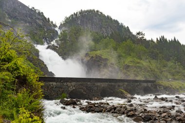 Norveç'te Latefossen şelaleler