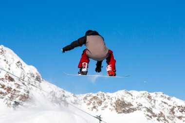 Snowboard Kar parkta atlama