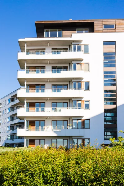 Hedendaagse condominium gebouw — Stockfoto