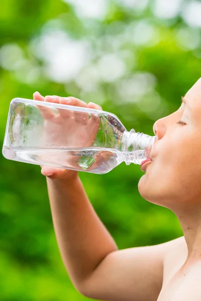 Junge trinkt Wasser aus Flasche — Stockfoto