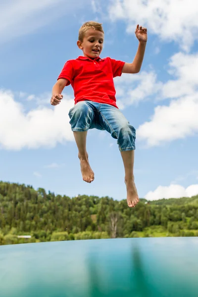 Junge springt auf Trampolin — Stockfoto