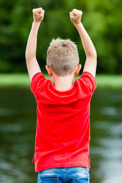 Rapaz feliz com braços erguidos — Fotografia de Stock