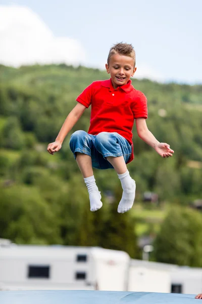 Młody chłopak skoki na trampolinie — Zdjęcie stockowe