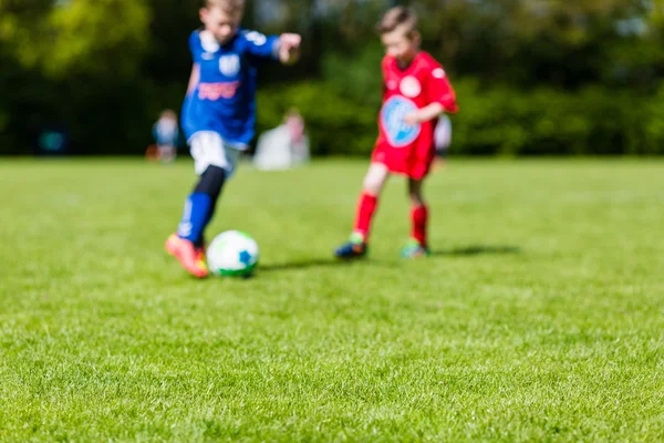 Çocuklar futbol maç bulanıklık — Stok fotoğraf