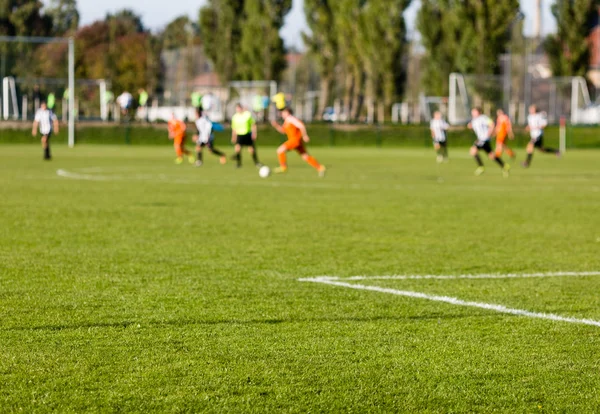 Giocatori di calcio offuscati giocare partita di calcio amatoriale — Foto Stock