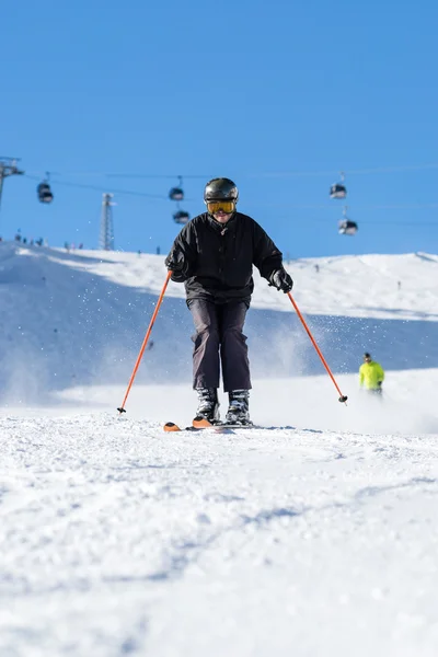 Skifahrer auf Skipiste — Stockfoto