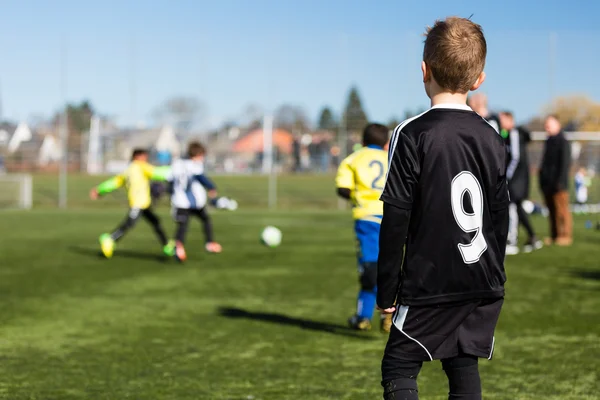 Futbol maçı sırasında genç çocuk — Stok fotoğraf