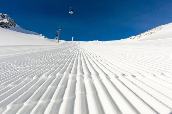 Newly groomed ski slope on a sunny day — Stock Photo, Image