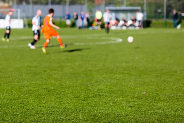 Piłkarze grając mecz piłki nożnej amatorów — Zdjęcie stockowe