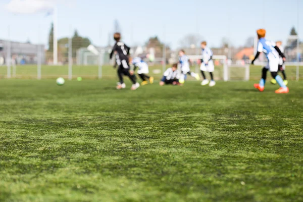 Enfants flous jouant au football — Photo