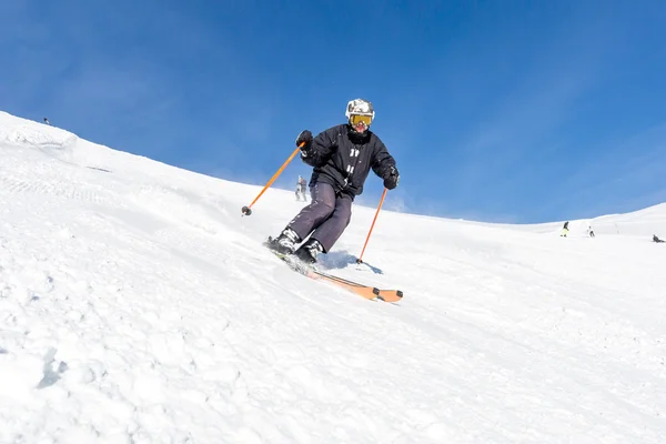 Skier skiing on ski slope — Stock Photo, Image