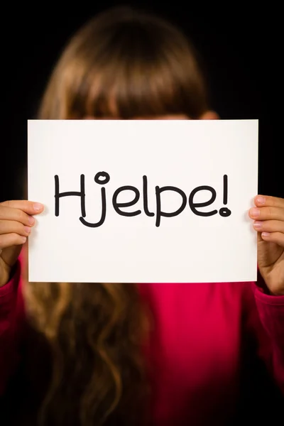 Child holding sign with Norwegian word Hjelp - Help — Stock Photo, Image