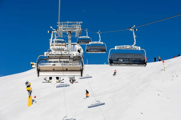 Stoeltjeslift en skiërs — Stockfoto