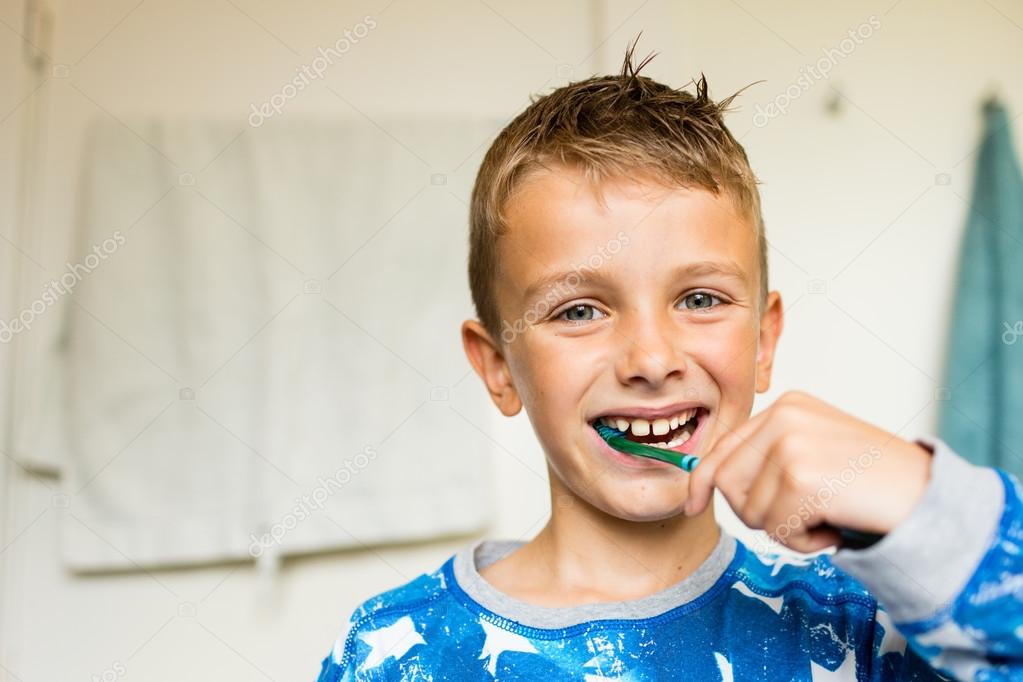 Young boy brushing his teeth with toothbrush — Stock Photo © Bigandt