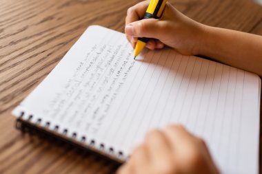 Not etmek üstünde el ile yazma kişi