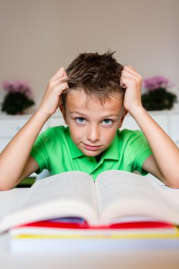 Hayal kırıklığına uğramış genç çocuk kitapla