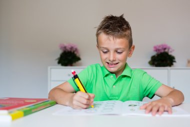 Ev ödevi ile mutlu çocuk