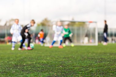 Futbol oynayan bulanık genç çocuklar
