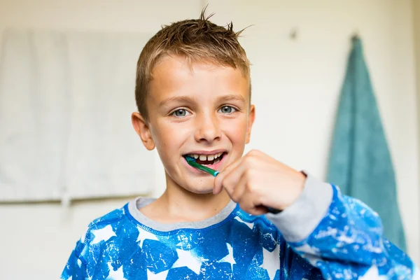 Young child brushing teeth with toothbrush — Stock Photo, Image