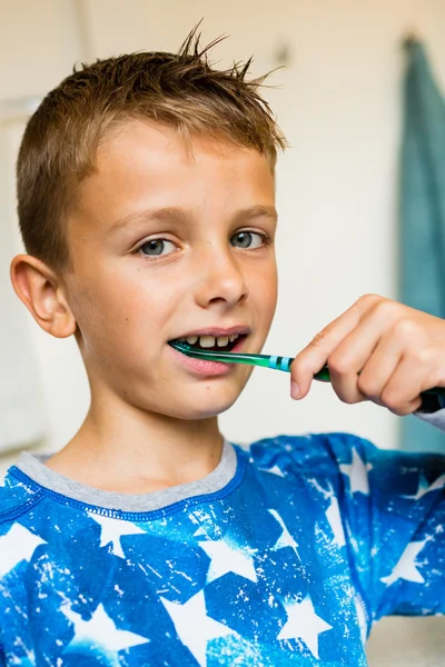 Young boy brushing his teeth with toothbrush — Stock Photo, Image