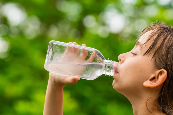 Girl dricka rent kranvatten från genomskinlig plastflaska — Stockfoto