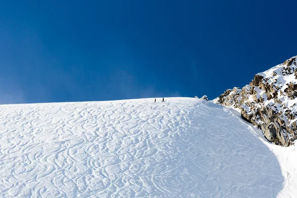 Fuera de pistas pistas de esquí en nieve en polvo — Foto de Stock