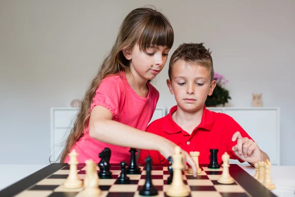 Kinder spielen Schach — Stockfoto