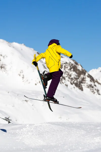 Skidåkare hoppning i snow park — Stockfoto