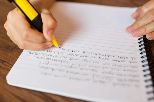 Девушка пишет от руки на блокноте — стоковое фото
