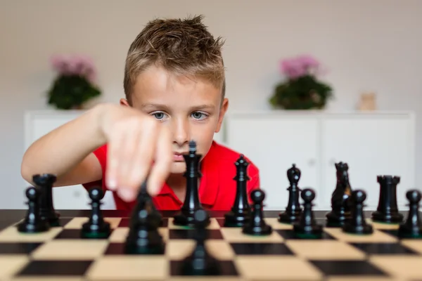 Boy playing chess — Stock Photo, Image