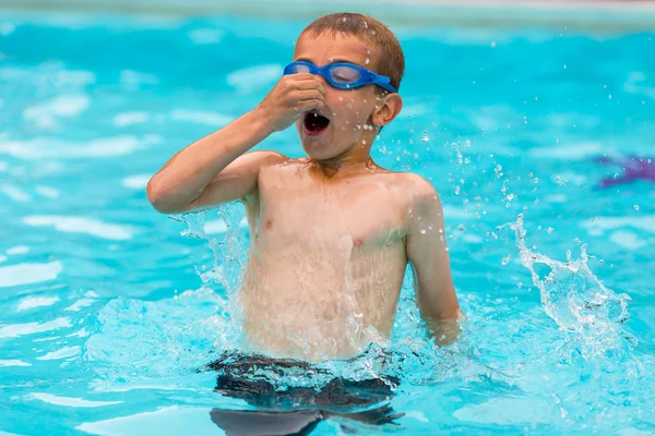 Boy in swimming pool — Stock Photo, Image