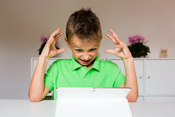 Frustrovaný boy pomocí bílých tablet — Stock fotografie