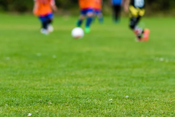 Giocatori di calcio offuscati sul campo verde — Foto Stock