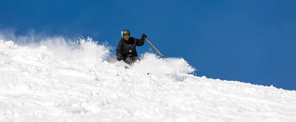 关闭在粉雪的滑雪道滑雪的滑雪者 — 图库照片