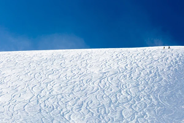 Fora pistas de esqui piste na neve em pó — Fotografia de Stock