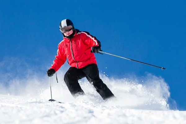 Esquiador esquiando en la pista de esquí — Foto de Stock