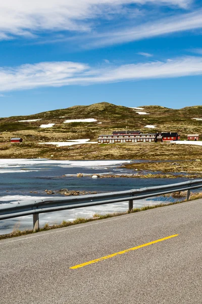 Norveç'te Hardangervidda'da yol — Stok fotoğraf