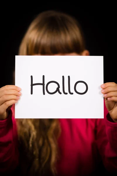 Almanca kelime Hallo - Merhaba İngilizce işaretiyle tutan çocuk — Stok fotoğraf