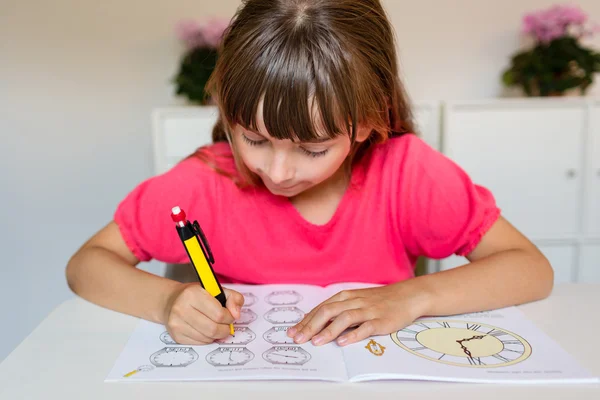 Ragazza che fa i compiti — Foto Stock