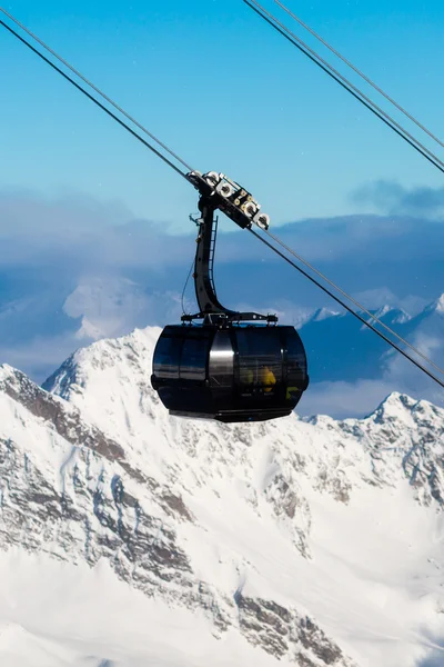 Kabelbil på skidanläggning — Stockfoto