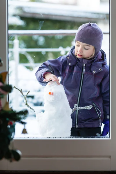 Ragazza e pupazzo di neve — Foto Stock