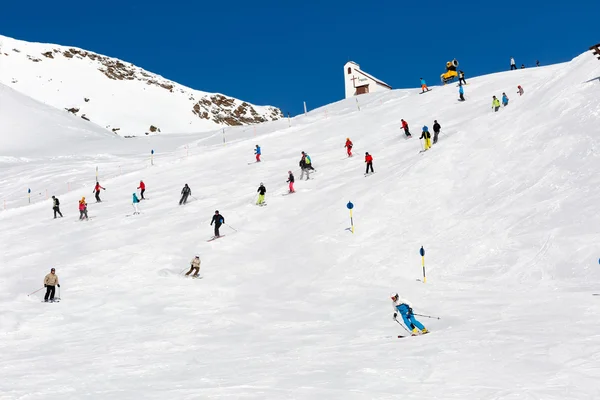 混雑したゲレンデのスキーヤー — ストック写真