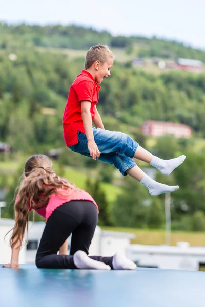 Barnen hoppar på bouncy kudde — Stockfoto