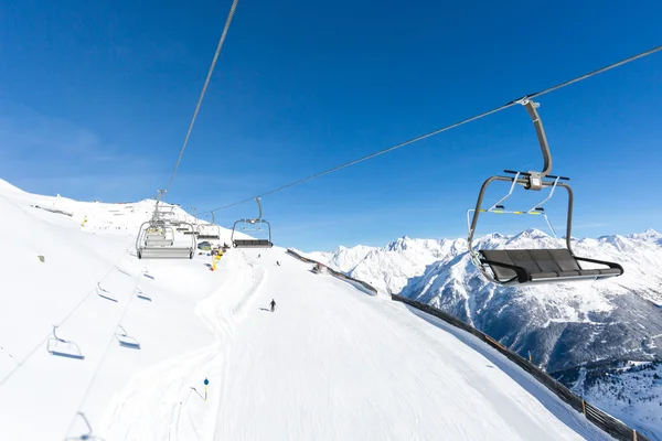 Silla elevadora y pista de esquí — Foto de Stock