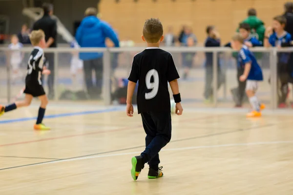 Kinderen indoor voetbalwedstrijd — Stockfoto