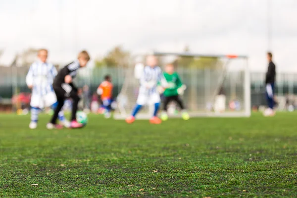 Verschwommene junge Kinder beim Fußballspielen — Stockfoto