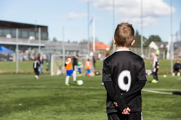 Jonge jongen tijdens de voetbalwedstrijd — Stockfoto